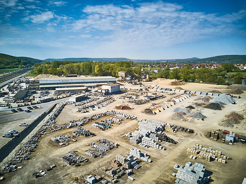 Gehören nun wieder zusammen: Porzner Steine und Erden (vorne) und das Betonwerk Schneider in Zapfendorf im Landkreis Bamberg Gehören nun wieder zusammen: Porzner Steine und Erden (vorne) und das Betonwerk Schneider in Zapfendorf im Landkreis Bamberg