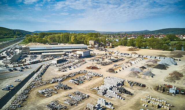 Gehören nun wieder zusammen: Porzner Steine und Erden (vorne) und das Betonwerk Schneider in Zapfendorf im Landkreis Bamberg Gehören nun wieder zusammen: Porzner Steine und Erden (vorne) und das Betonwerk Schneider in Zapfendorf im Landkreis Bamberg