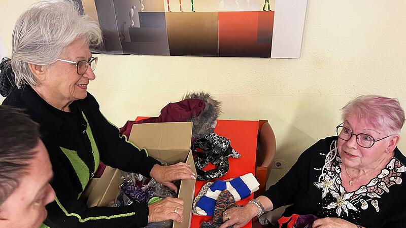 Wärmestube Bamberg: Seniorinnen übergeben selbstgestrickte Socken Christine Schimpl (links) und Rosemarie Rumpel haben die Obdach- und Wohnungslosen in Bamberg mit selbstgestrickten Socken versorgt.