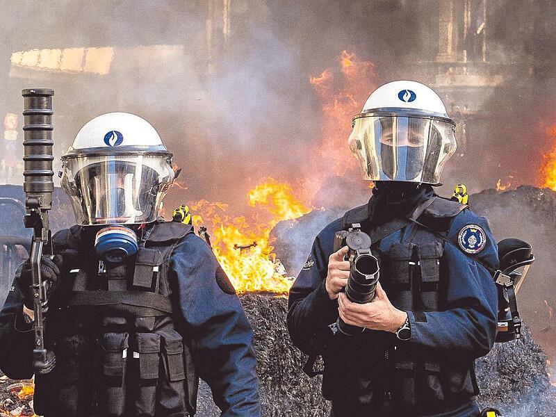 Die Polizei musste die protestierenden Landwirte mit einem Gro&szlig;aufgebot in Schach halten.