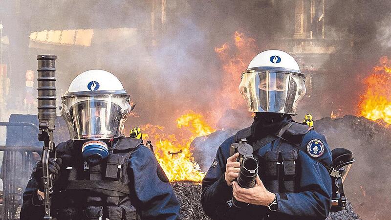 Die Polizei musste die protestierenden Landwirte mit einem Gro&szlig;aufgebot in Schach halten.