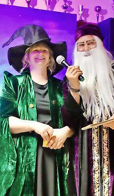 Professor Dumbledore (Daniel Albert) und Professor McGonagall (Melanie Rüttiger) moderierten. Professor Dumbledore (Daniel Albert) und Professor McGonagall (Melanie Rüttiger) moderierten.