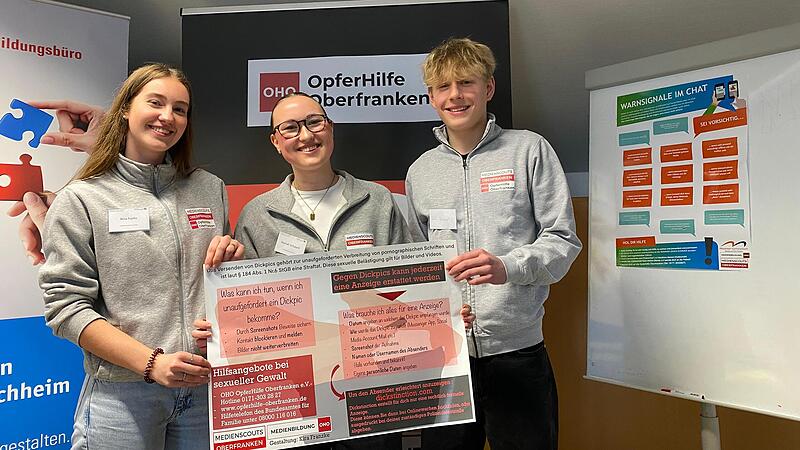 Die Sch&uuml;ler und Sch&uuml;lerinnen des Ehrenb&uuml;rg-Gymnasium Forchheim Nina Fuchs, Hannah Schubert und Lukas Taschner ( v.l.n.r) sind schon seit einem Jahr als Medienscouts an ihrer Schule aktiv.