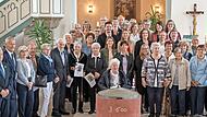 Unser Bild zeigt die Jubilarinnen und Jubilare der Jubelkonfirmation mit Pfarrerin Regina Schenk. Unser Bild zeigt die Jubilarinnen und Jubilare der Jubelkonfirmation mit Pfarrerin Regina Schenk.