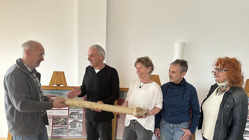 Walter Kömpel zeigt Herbert Holzheimer, Kulturwart des örtlichen Rhönklubs die steinerne Wasserleitung, die er in der Nähe von Altglashütten gefunden hat. Mit auf dem Bild: Marion Stephan, sowie Heribert Kaufmann und Rosa Carl-Strauß von der Vorst...