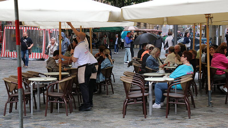 Am Grünen Markt sind die Sitzplätze trotz Nieselregens gut besucht. Am Grünen Markt sind die Sitzplätze trotz Nieselregens gut besucht.
