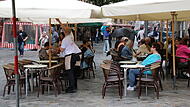 Am Grünen Markt sind die Sitzplätze trotz Nieselregens gut besucht. Am Grünen Markt sind die Sitzplätze trotz Nieselregens gut besucht.