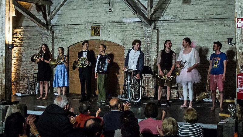 Ein Wiedersehen und Wiederhören mit dem Ensemble Sepp-Depp-Septett gibt es beim Festival „Klanggrenzen“. Der Benefizabend findet am 5. Mai in der inzwischen renovierten Alten Pakethalle statt.