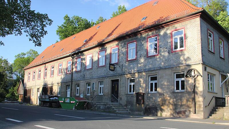 In dem Geb&auml;ude der ehemaligen Traditionsgastst&auml;tte Partheym&uuml;ller in Zeyern sollen nun neue Wohneinheiten entstehen.