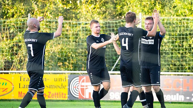 Jubel der DJK Lichtenfels nach dem 1:0 durch Max Baumann (rechts). Zum Gratulieren kommen (von links) Jannik Kober, Lukas Goller und Fabian Sch&uuml;tz.