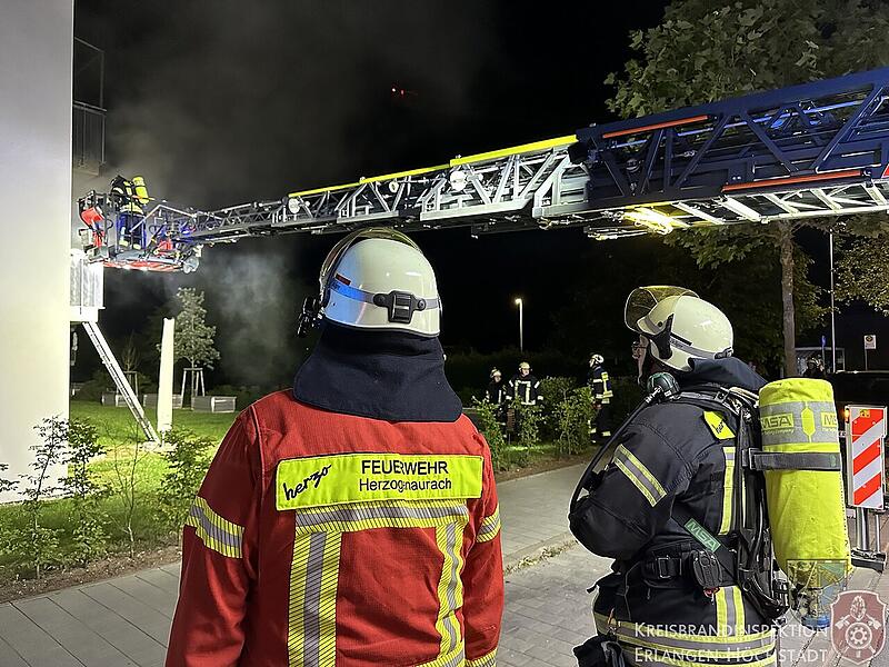 Die Bewohnerin der betroffenen Wohnung wurde leicht verletzt.