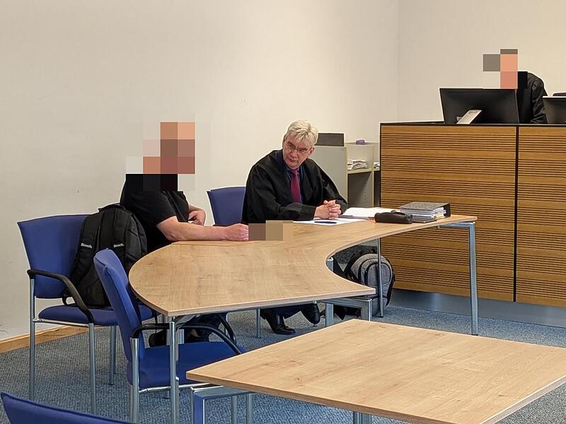 Missbrauch-Prozess in Coburg: Angeklagter soll einem Kind auf seinem Handy Pornos gezeigt haben.