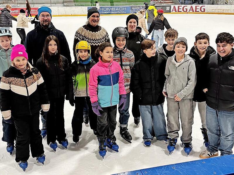 Die &bdquo;j&uuml;ngeren Minis&ldquo; auf dem Eis in der H&ouml;chstadter Arena.