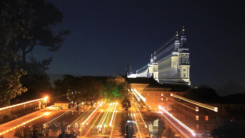Die von der Bundesregierung kurzfristig verh&auml;ngten Energiesparma&szlig;nahmen, wie das Abschalten der Beleuchtung von Geb&auml;uden, Denkm&auml;lern und Werbefl&auml;chen zu bestimmten Zeiten, sind aufgehoben. Im Jahr 2015 wurde eine Anlage zur Beleuchtung der Klosterkirche Banz installiert. Sie wird nun zeitweise wieder genutzt.