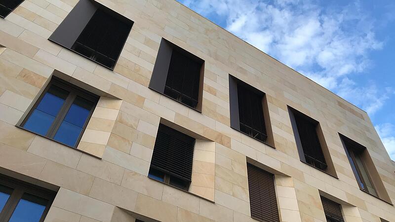 Im neuen Rathaus in Herzogenaurach tagt der Stadtrat. Nun m&ouml;chte das Gremium den st&auml;dtischen Haushalt f&uuml;r 2024 beschlie&szlig;en.