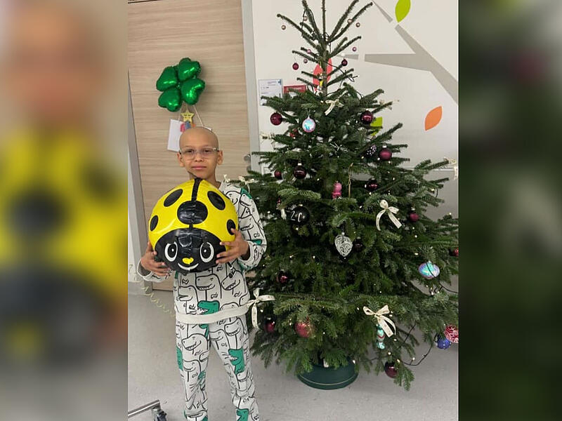 Der zehnj&auml;hrige David aus Strullendorf ist an Knochenkrebs erkrankt. Hier ist er mit einem Ballon im Krankenhaus zu sehen. Er wirkt hoffnungsvoll