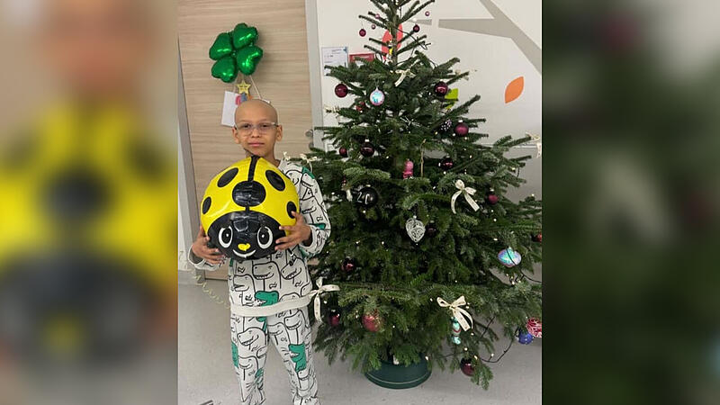 Der zehnj&auml;hrige David aus Strullendorf ist an Knochenkrebs erkrankt. Hier ist er mit einem Ballon im Krankenhaus zu sehen. Er wirkt hoffnungsvoll