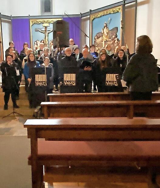 Der Chor sang beim Kreuzweg.