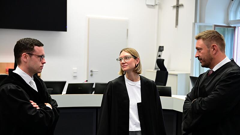 Staatsanwalt Johannes Degel und die beiden Strafverteidiger Mona Antretter und Maximilian Glabasnia aus Bamberg