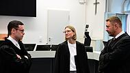 Staatsanwalt Johannes Degel und die beiden Strafverteidiger Mona Antretter und Maximilian Glabasnia aus Bamberg