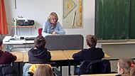 Waltraut Blum liest in der 6. Jahrgangsstufe der Realschule. Waltraut Blum liest in der 6. Jahrgangsstufe der Realschule.