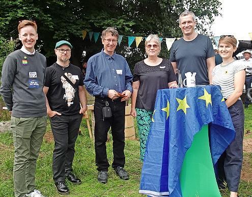 Gute Stimmung bei den Ehrengästen (v. l.) Rebecca Lenhard, Knut Meenzen, Manfred Bachmayer, Karin Kreiner, Christian Zwanziger, Pauline Port und Patrizia Siontas