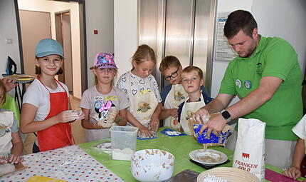 So wird das mit dem Teig gemacht: Die Kinder schauen gebannt zu.Kinder kochen so gut, dass selbst Sternekoch Alexander Herrmann staunt So wird das mit dem Teig gemacht: Die Kinder schauen gebannt zu.