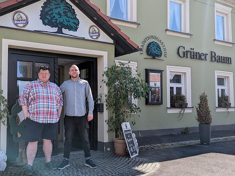 Neustart im Gr&uuml;nen Baum Bad Staffelstein mit fr&auml;nkischer K&uuml;che und Live-Musik - Gastwirt Peter Mejsner (links) und Mitarbeiter Gregor.