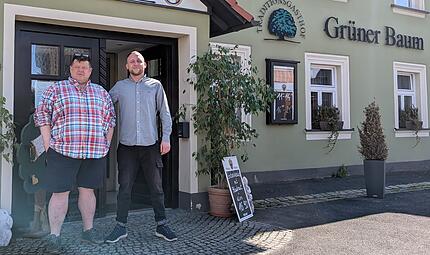 Neustart im Grünen Baum in Bad Staffelstein mit fränkischer Küche und Live-Musik – Gastwirt Peter Mejsner (links) und Mitarbeiter Gregor. Neustart im Grünen Baum Bad Staffelstein mit fränkischer Küche und Live-Musik - Gastwirt Peter Mejsner (links) und Mitarbeiter Gregor.