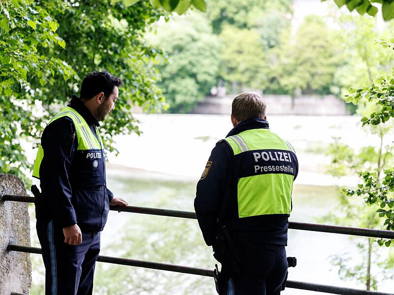 Zweij&auml;hriges Kind f&auml;llt in M&uuml;nchen in Isar