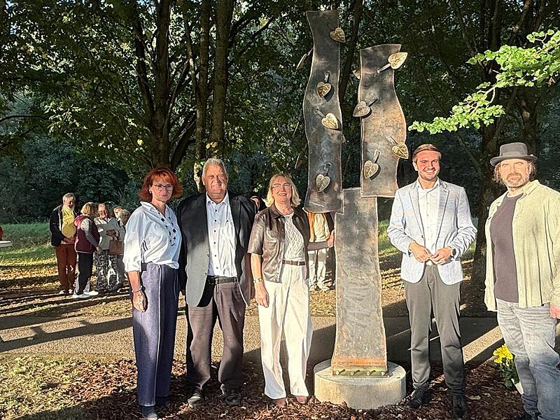 Die Baille-Maille-Allee ist um ein Kunstwerk reicher: Der Schicksalsbaum von Ralf Vizethum wurde eingeweiht. Mit dabei (von links): Pia Aßmann, Bürgermeister Gerhard Schneider, die stellvertretende Vorsitzende des Förderkreises Baille-Maille-Linde... Die Baille-Maille-Allee ist um ein Kunstwerk reicher: Der Schicksalsbaum von Ralf Vizethum wurde eingeweiht. Mit dabei (von links): Pia Aßmann, Bürgermeister Gerhard Schneider, die stellvertretende Vorsitzende des Förderkreises Baille-Maille-Linde...