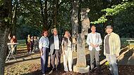 Die Baille-Maille-Allee ist um ein Kunstwerk reicher: Der Schicksalsbaum von Ralf Vizethum wurde eingeweiht. Mit dabei (von links): Pia A&szlig;mann, B&uuml;rgermeister Gerhard Schneider, die stellvertretende Vorsitzende des F&ouml;rderkreises Baille-Maille-Linde...