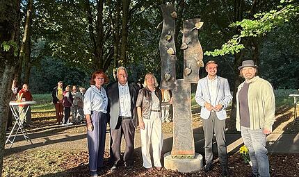 Die Baille-Maille-Allee ist um ein Kunstwerk reicher: Der Schicksalsbaum von Ralf Vizethum wurde eingeweiht. Mit dabei (von links): Pia A&szlig;mann, B&uuml;rgermeister Gerhard Schneider, die stellvertretende Vorsitzende des F&ouml;rderkreises Baille-Maille-Linde...