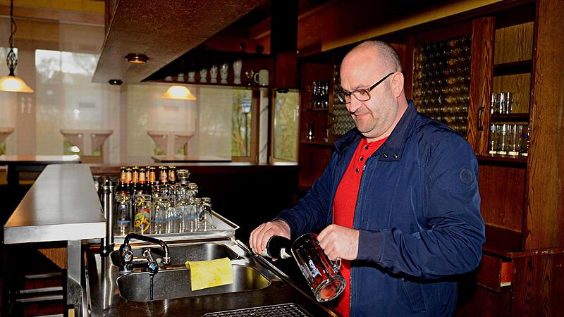 Zur Not kann Gerachs Bürgermeister Sascha Günther in der Gaststätte der Laimbachtalhalle ein Bier einschenken, gesucht werden aber Pächter.