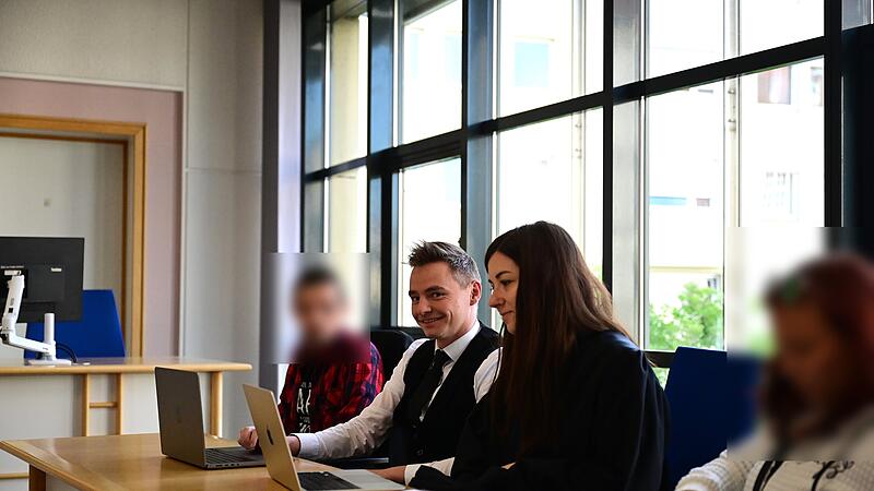 Die beiden Angeklagten und ihre Rechtsanwälte Martin Jotschke und Janina Heeg aus Bamberg