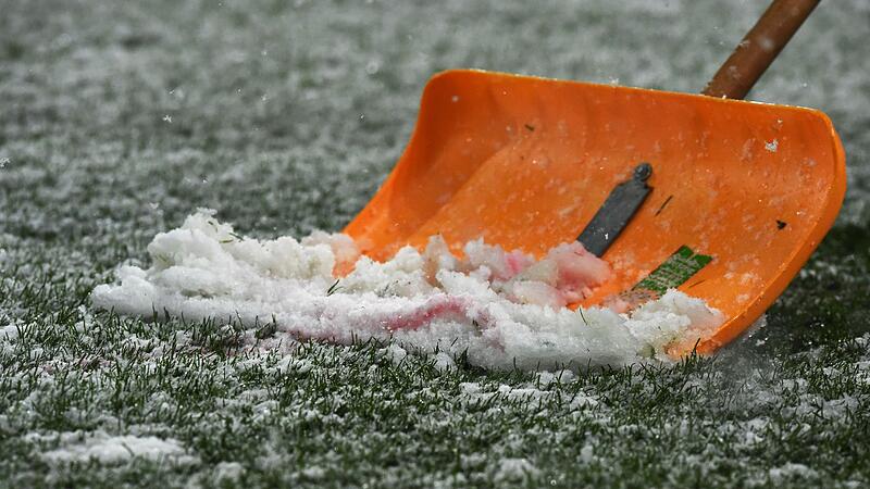 Schneeschaufel auf Fu&szlig;ballplatz