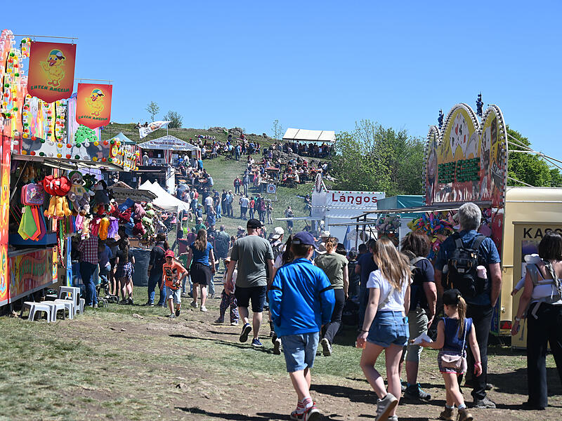 Bei sch&ouml;nstem Sommerwetter sind viele Leute aus Nah und Fern am Samstag, 2. Mail, zum Volksfest auf das Walberla gepilgert.