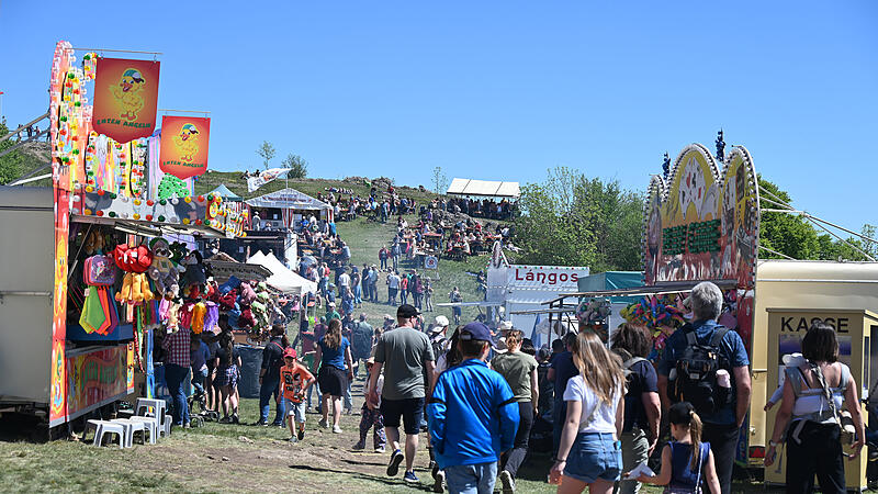 Bei sch&ouml;nstem Sommerwetter sind viele Leute aus Nah und Fern am Samstag, 2. Mail, zum Volksfest auf das Walberla gepilgert.