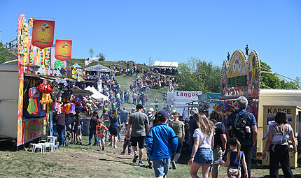 Bei sch&ouml;nstem Sommerwetter sind viele Leute aus Nah und Fern am Samstag, 2. Mail, zum Volksfest auf das Walberla gepilgert.