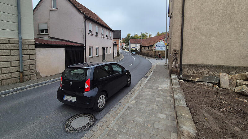 Die Engstelle der Bundesstraße B279 in Baunach ist seit Jahrzehnten ein Ärgernis - nun wurde der Gehweg üppig verbreitert