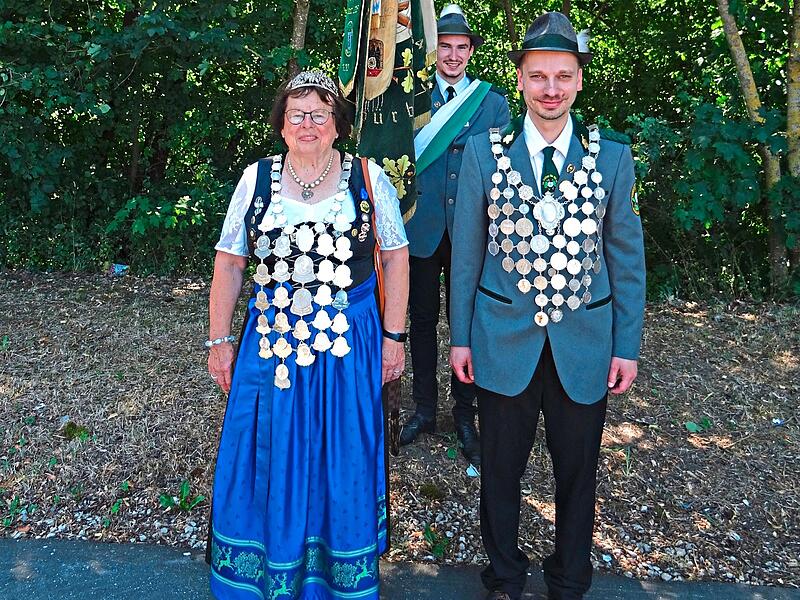 In diesem Jahr regiert K&ouml;nig Oliver I. Andert und K&ouml;nigin Ingeborg Pohl. Als stolzer Fahnentr&auml;ger ist Danny Wich mit auf dem Bild.