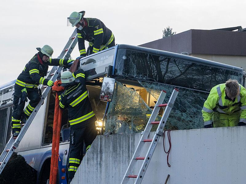 Bus kracht gegen Mauer &ndash; ein Toter und mehrere Verletzte