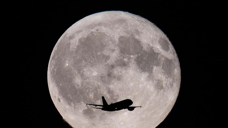 Flugzeug vor dem Vollmond