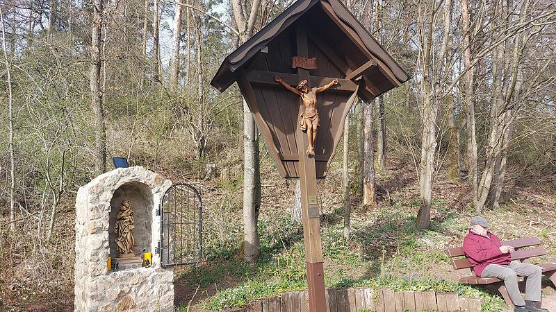 Ein drei Meter gro&szlig;es Feldkreuz und ein 1,5 Tonnen schwerer Steinmarterl, dessen Marienfigur bei Nacht beleuchtet wird: Otto Schindler h&uuml;bscht seit fast 30 Jahren seinen Lieblingsplatz f&uuml;r sich und andere auf.