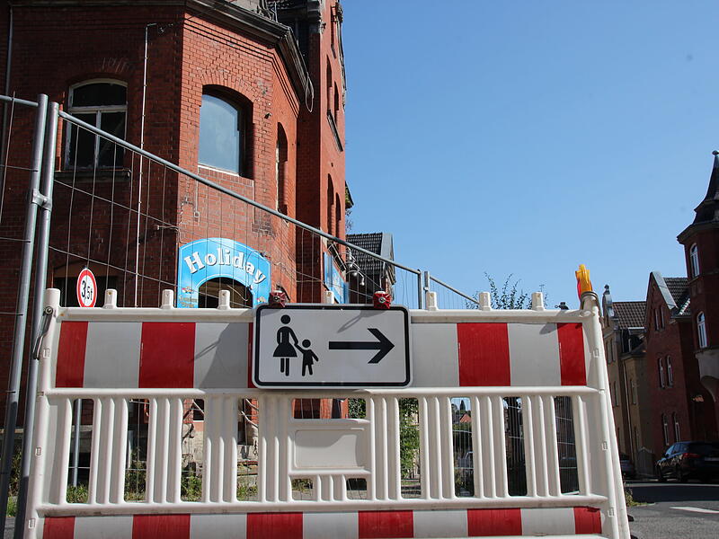 Neustadt bei Coburg: Gebäude einsturzgefärdetGebäude in Neustadt bei Coburg einsturzgefährdet Fußgänger müssen auf der Marienstraße auf die andere Seite ausweichen. Durch die Dr.-Martin-Lurther-Straße darf indes auf Höhe des Gebäudes nicht mehr gelaufen oder gefahren werden.