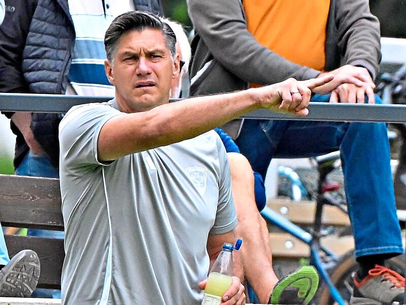 Trainer Achim Engel und die „Mönche“ mussten eine Schlappe hinnehmen. Lehmann Trainer Achim Engel und die „Mönche“ mussten eine Schlappe hinnehmen. Lehmann