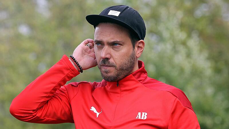 Keine einfache Zeit f&uuml;r Andi Baumer: Der Trainer der DJK Don Bosco ist mit seinem Team ans Tabellenende der Bayernliga Nord abgerutscht. Am Samstag kassierten die Wildensorger eine 1:4-Niederlage beim SV Donaustauf.