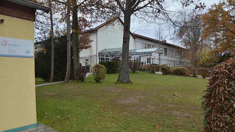 Die Wiese vor dem Haus wurde als Standort f&uuml;r den Neubau der Mittagsbetreuung ausgesucht.