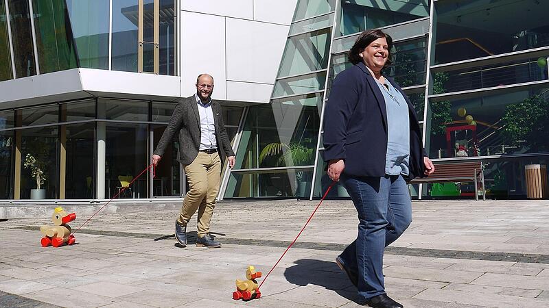 Da war die Welt bei Haba in Bad Rodach noch in Ordnung: 2021 pr&auml;sentierte der damalige Gesch&auml;ftsf&uuml;hrer Tim Steffens zusammen mit Sabine Habermaass, einer Enkelin des Firmengr&uuml;nders Eugen Habermaas, viele neue Ideen f&uuml;rs Unternehmen. Im April 2023 ...