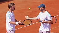 Kevin Krawietz (l.) und Tim Pütz haben bei den French Open einen souveränen Start hingelegt.